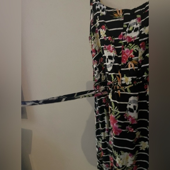 Hot Topic Skull and Roses mini dress skater Goth vintage medium floral sleeveles - Picture 3 of 6